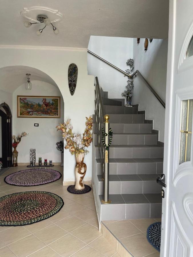 Leka Guesthouse Гірокастра Екстер'єр фото