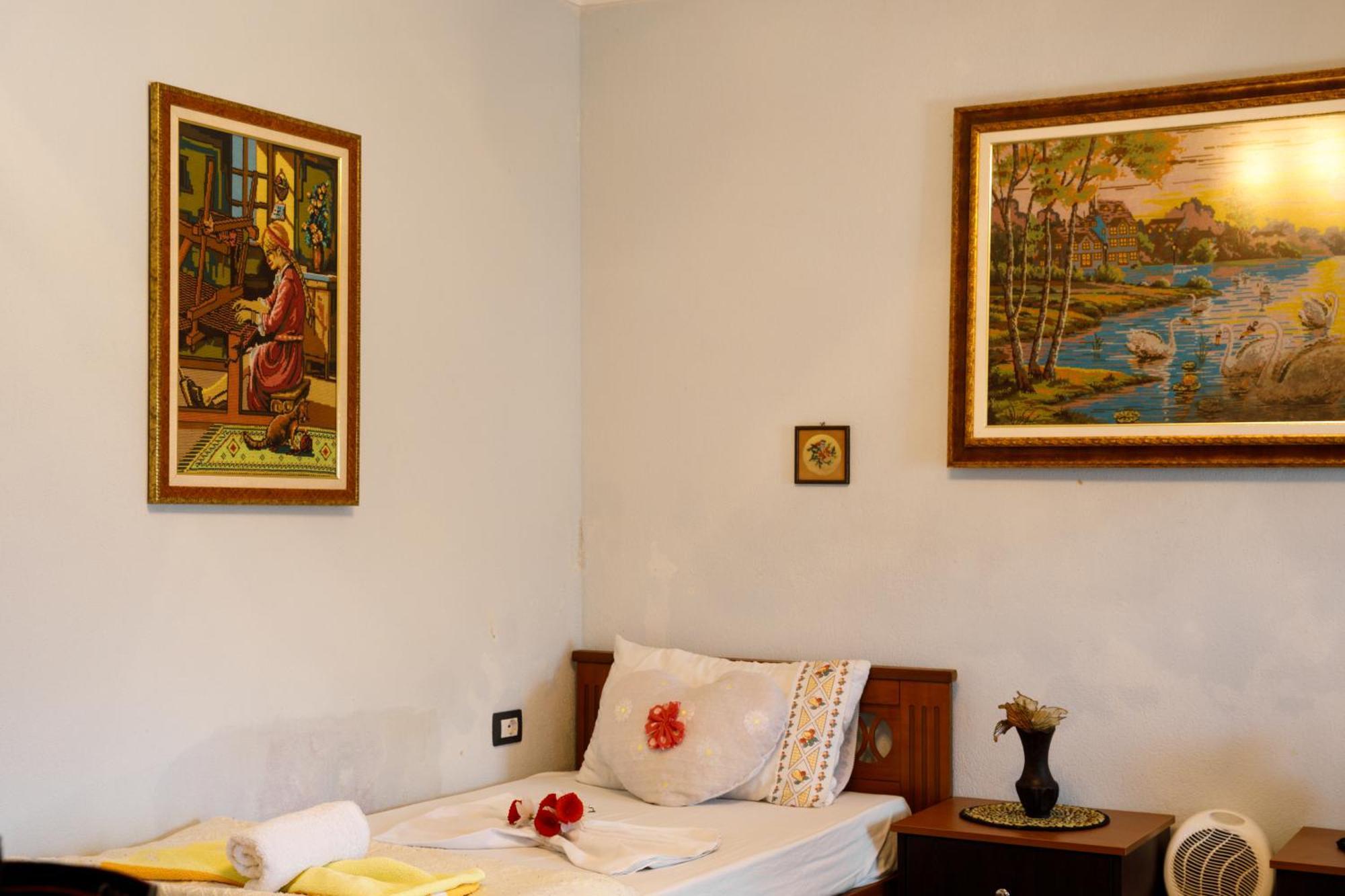 Leka Guesthouse Гірокастра Екстер'єр фото