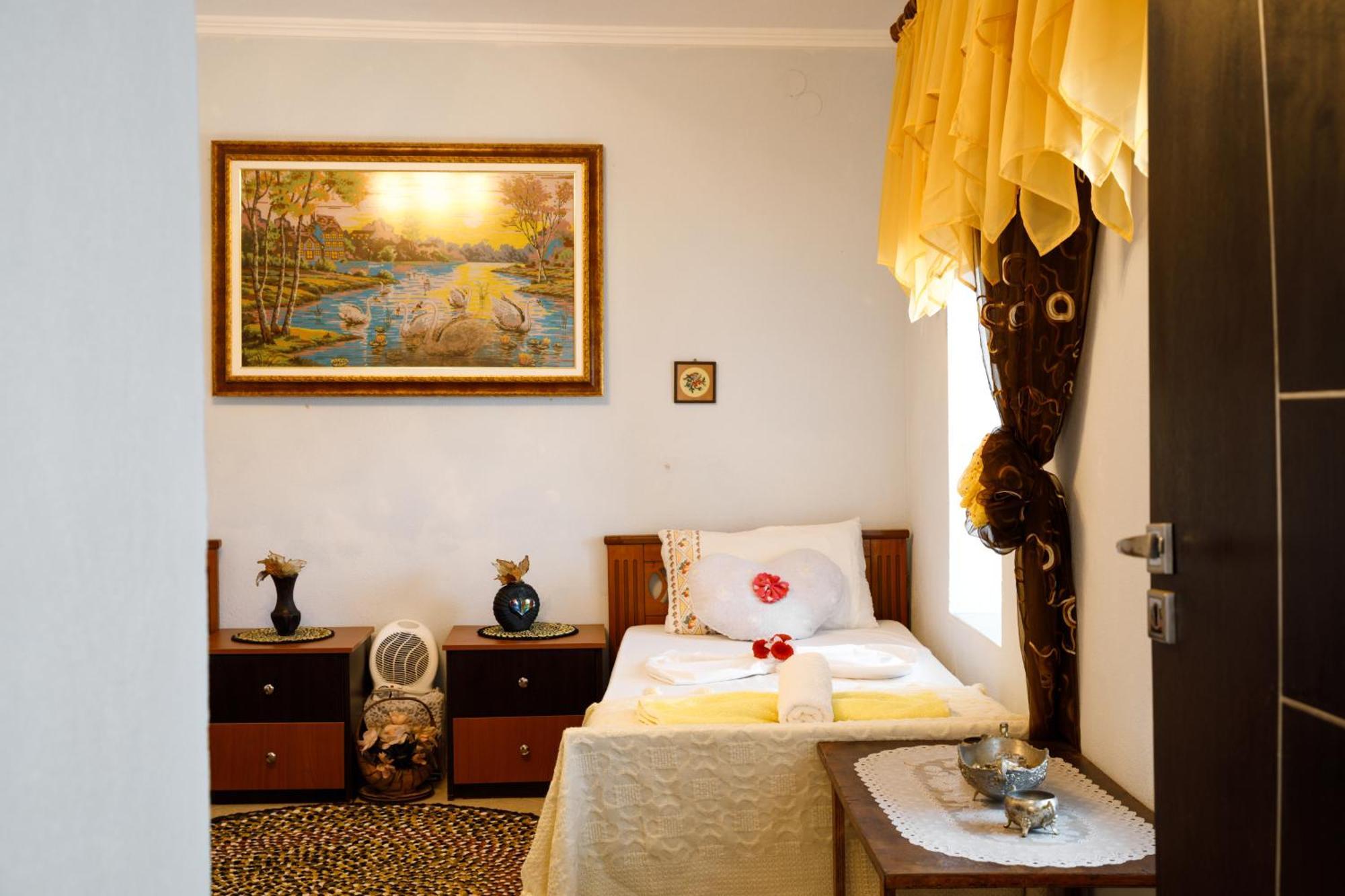 Leka Guesthouse Гірокастра Екстер'єр фото