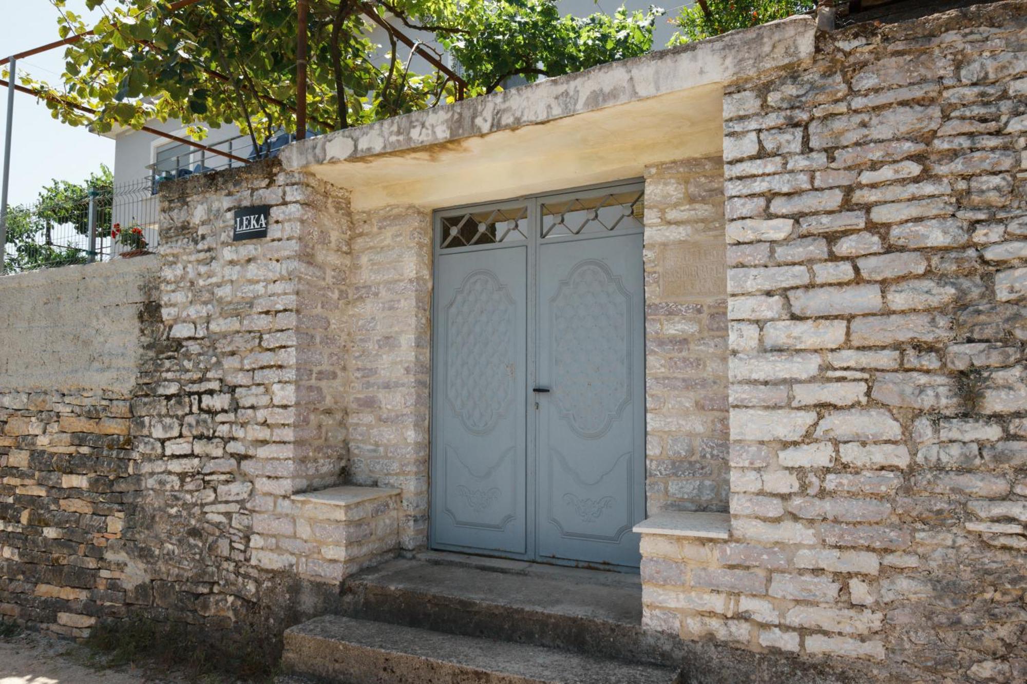 Leka Guesthouse Гірокастра Екстер'єр фото
